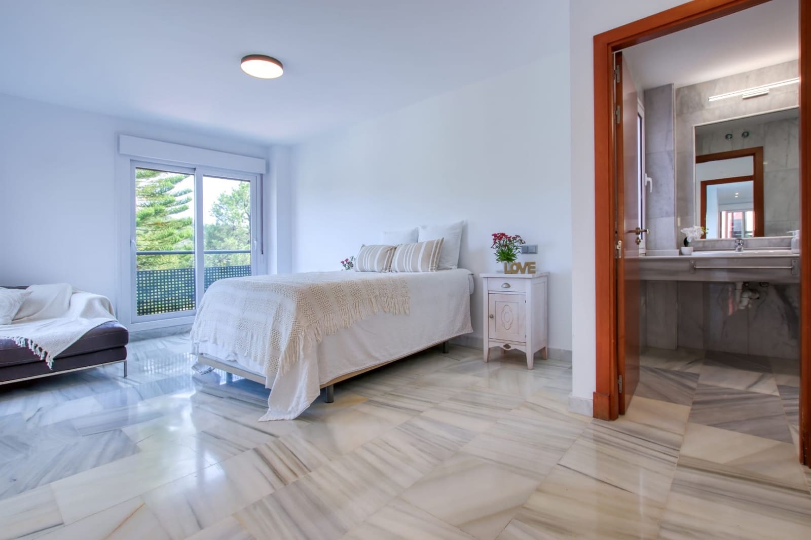 4 slaapkamer Villa te koop in Benahavis met zwembad garage - € 738.000 (Ref: 9398796)