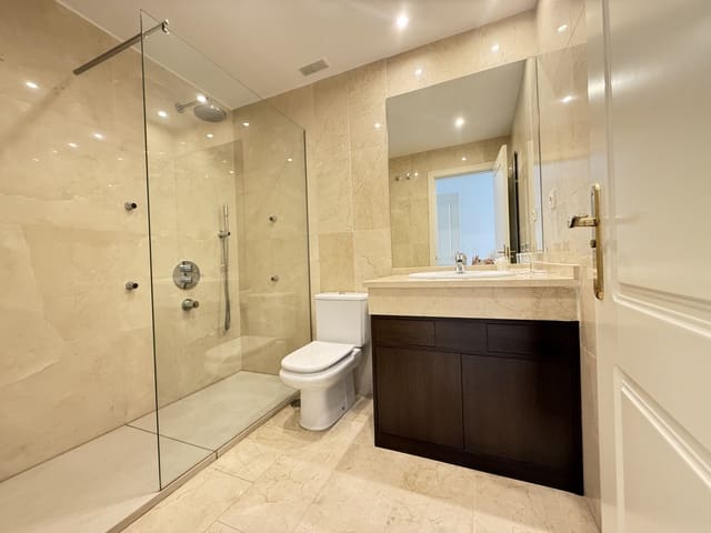 2 bedroom Apartment for sale in San Pedro de Alcantara, Marbella with pool garage - € 330,000 (Ref: 9398803)