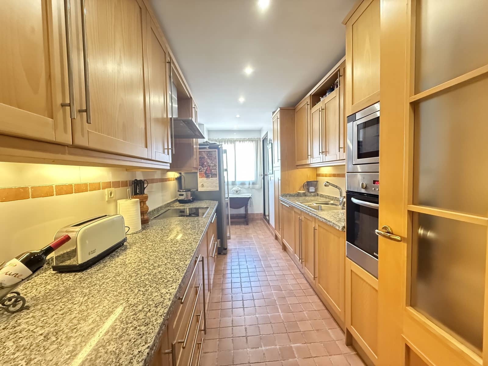 Apartamento de 3 habitaciones en Estepona en venta con piscina garaje - 630.000 € (Ref: 9398804)