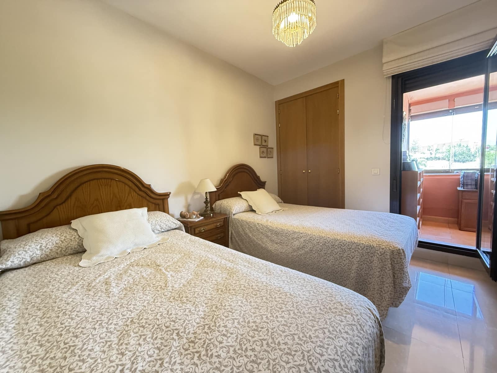 Apartamento de 3 habitaciones en Estepona en venta con piscina garaje - 630.000 € (Ref: 9398804)