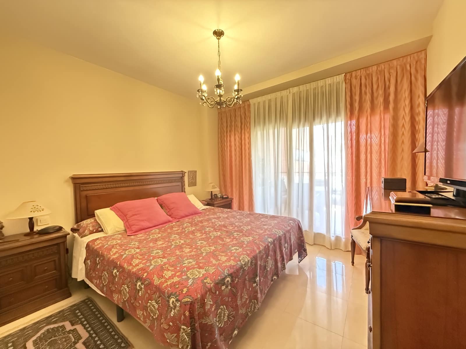 Apartamento de 3 habitaciones en Estepona en venta con piscina garaje - 630.000 € (Ref: 9398804)