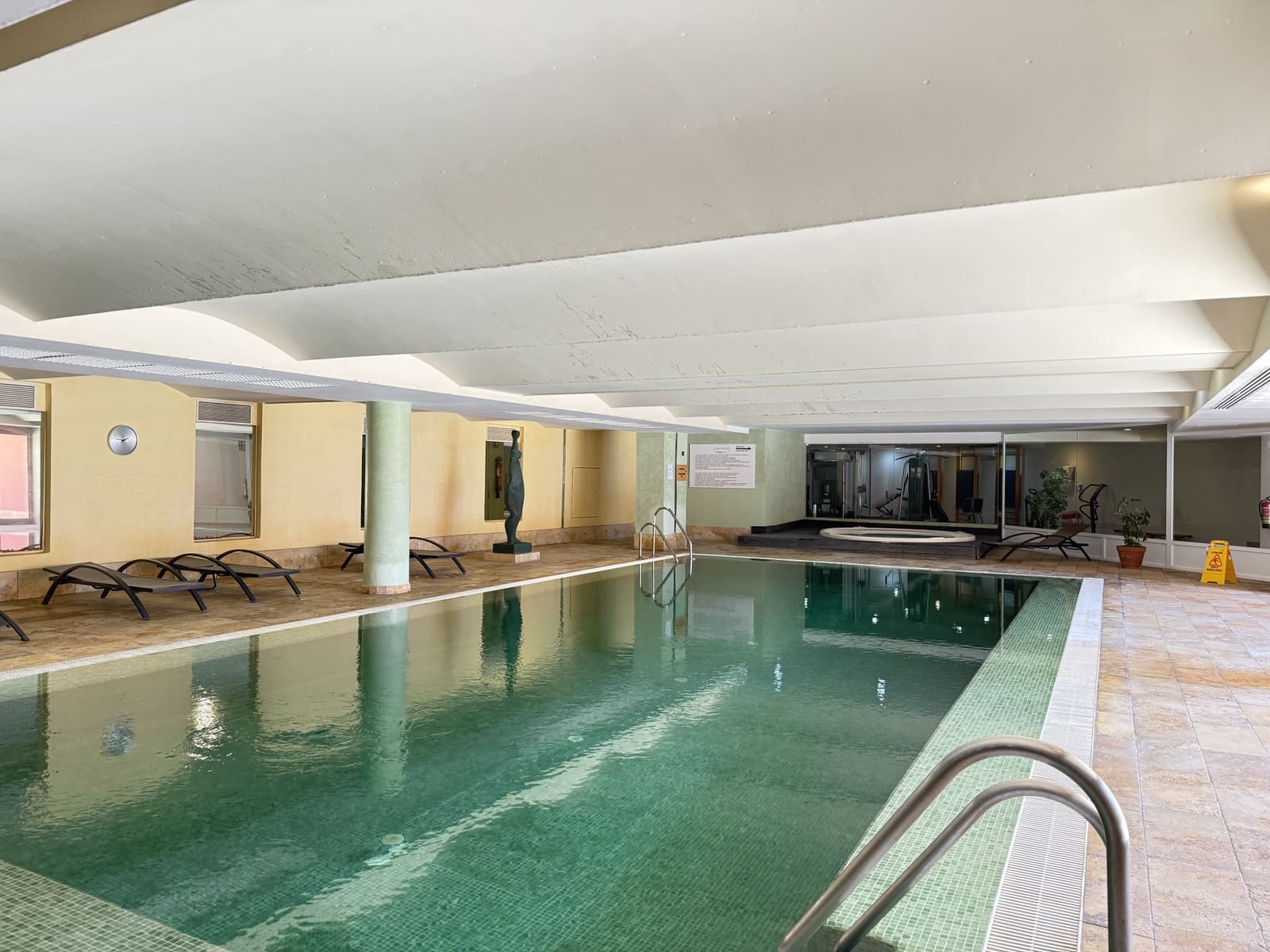 Apartamento de 3 habitaciones en Estepona en venta con piscina garaje - 630.000 € (Ref: 9398804)