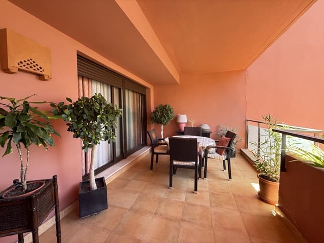 Apartamento de 3 habitaciones en Estepona en venta con piscina garaje - 630.000 € (Ref: 9398804)