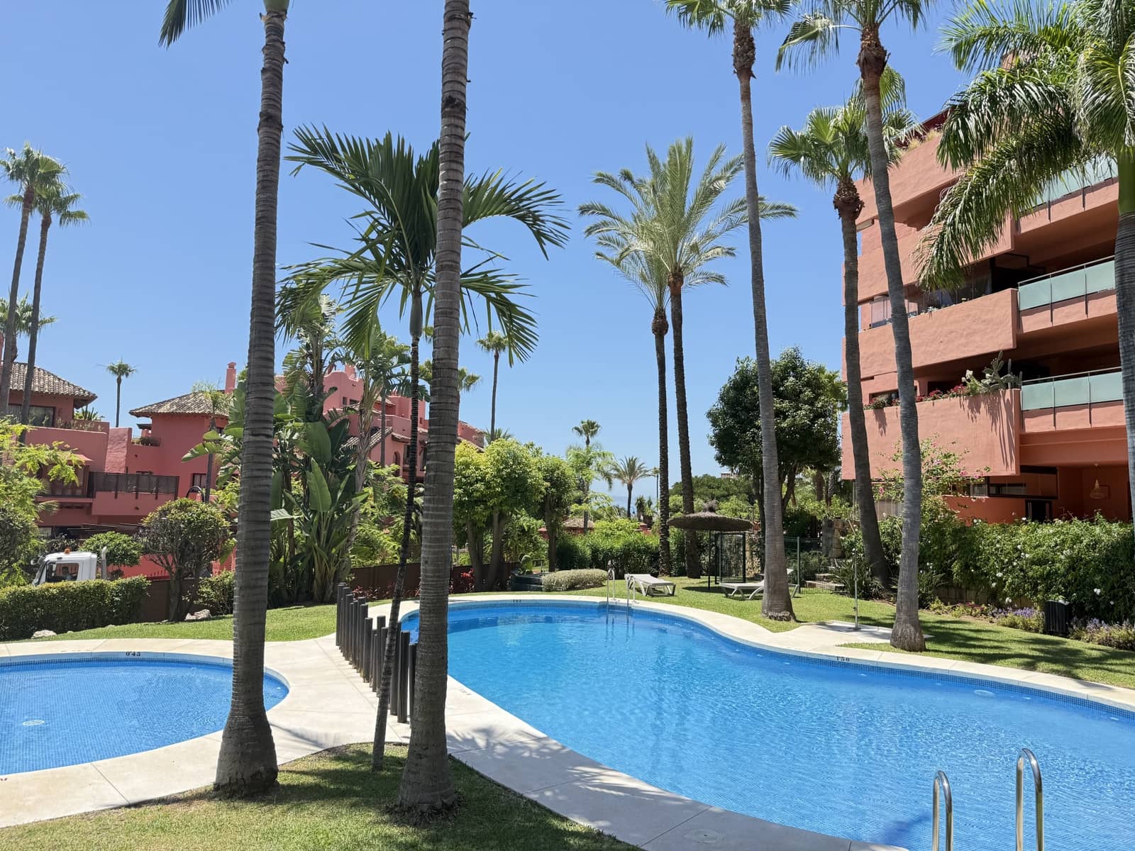 Apartamento de 3 habitaciones en Estepona en venta con piscina garaje - 630.000 € (Ref: 9398804)