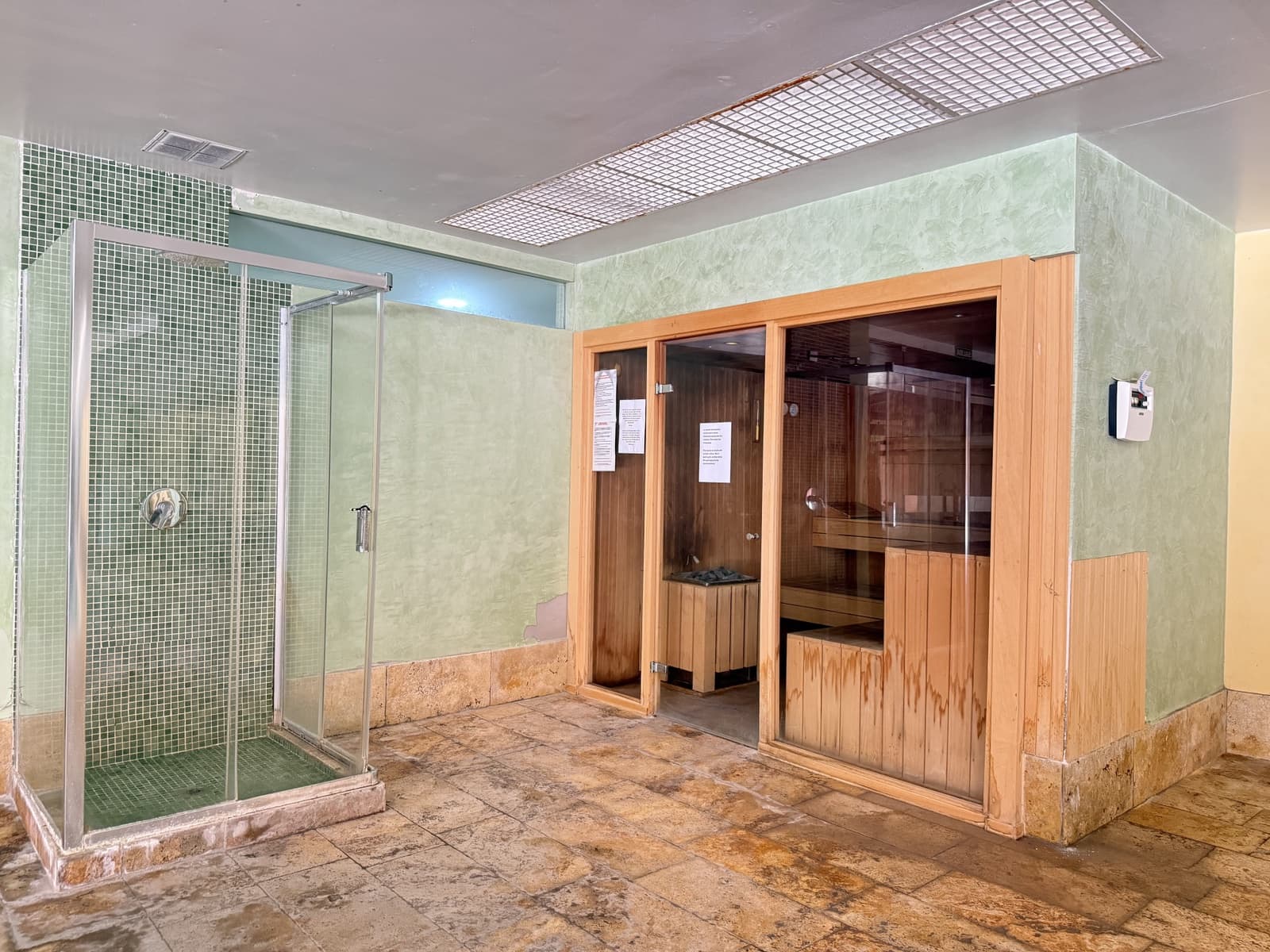 Apartamento de 3 habitaciones en Estepona en venta con piscina garaje - 630.000 € (Ref: 9398804)