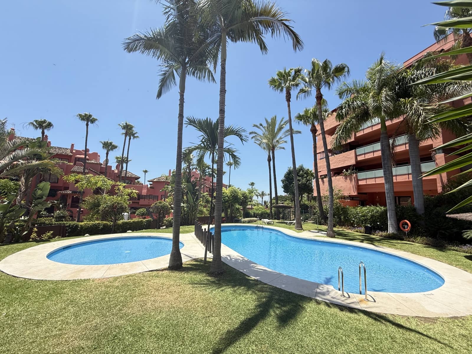 Apartamento de 3 habitaciones en Estepona en venta con piscina garaje - 630.000 € (Ref: 9398804)