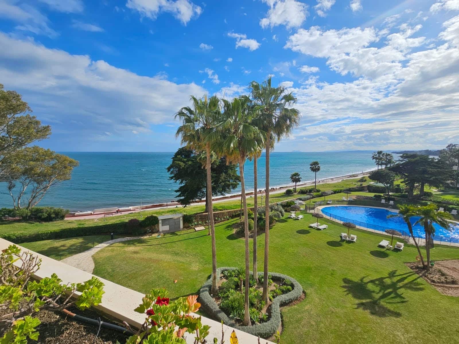 Apartamento de 3 habitaciones en Estepona en venta con piscina garaje - 1.049.000 € (Ref: 9412831)