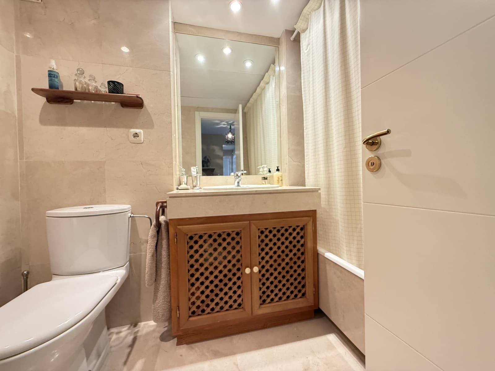 Apartamento de 3 habitaciones en Estepona en venta con piscina garaje - 1.049.000 € (Ref: 9412831)