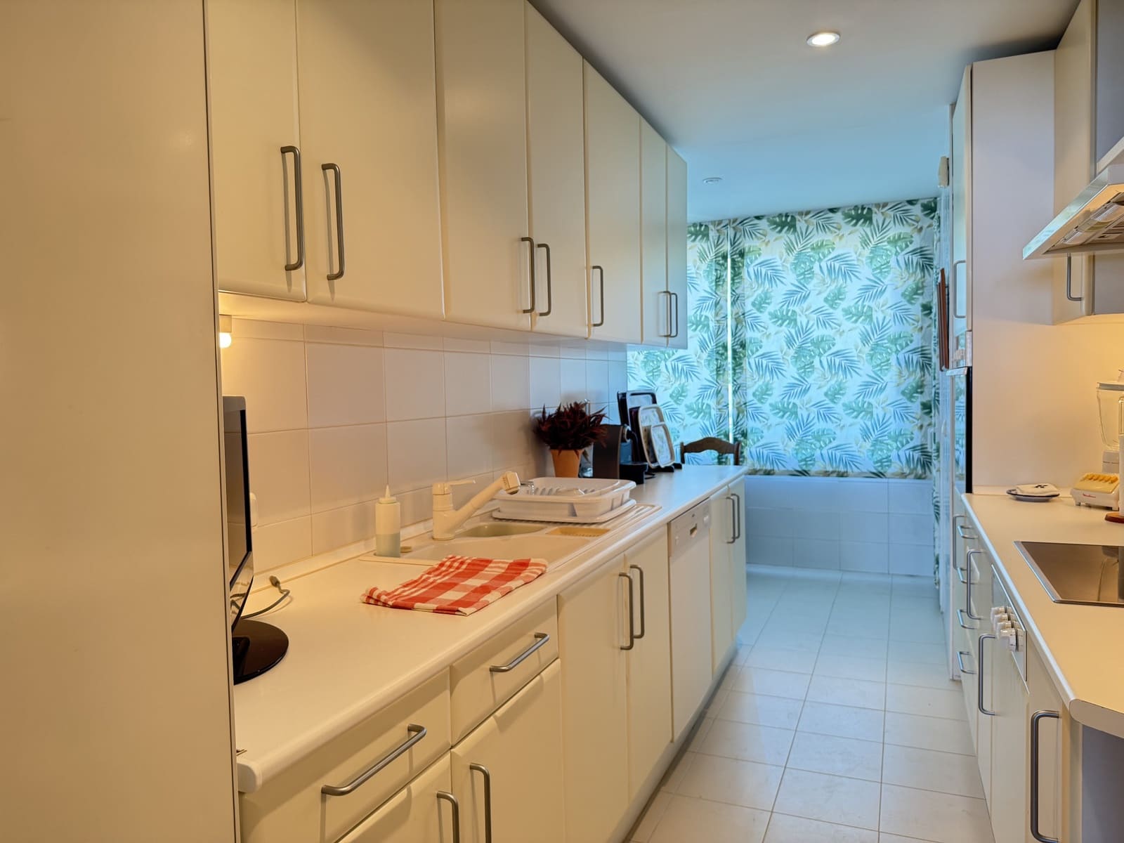 Apartamento de 3 habitaciones en Estepona en venta con piscina garaje - 1.049.000 € (Ref: 9412831)