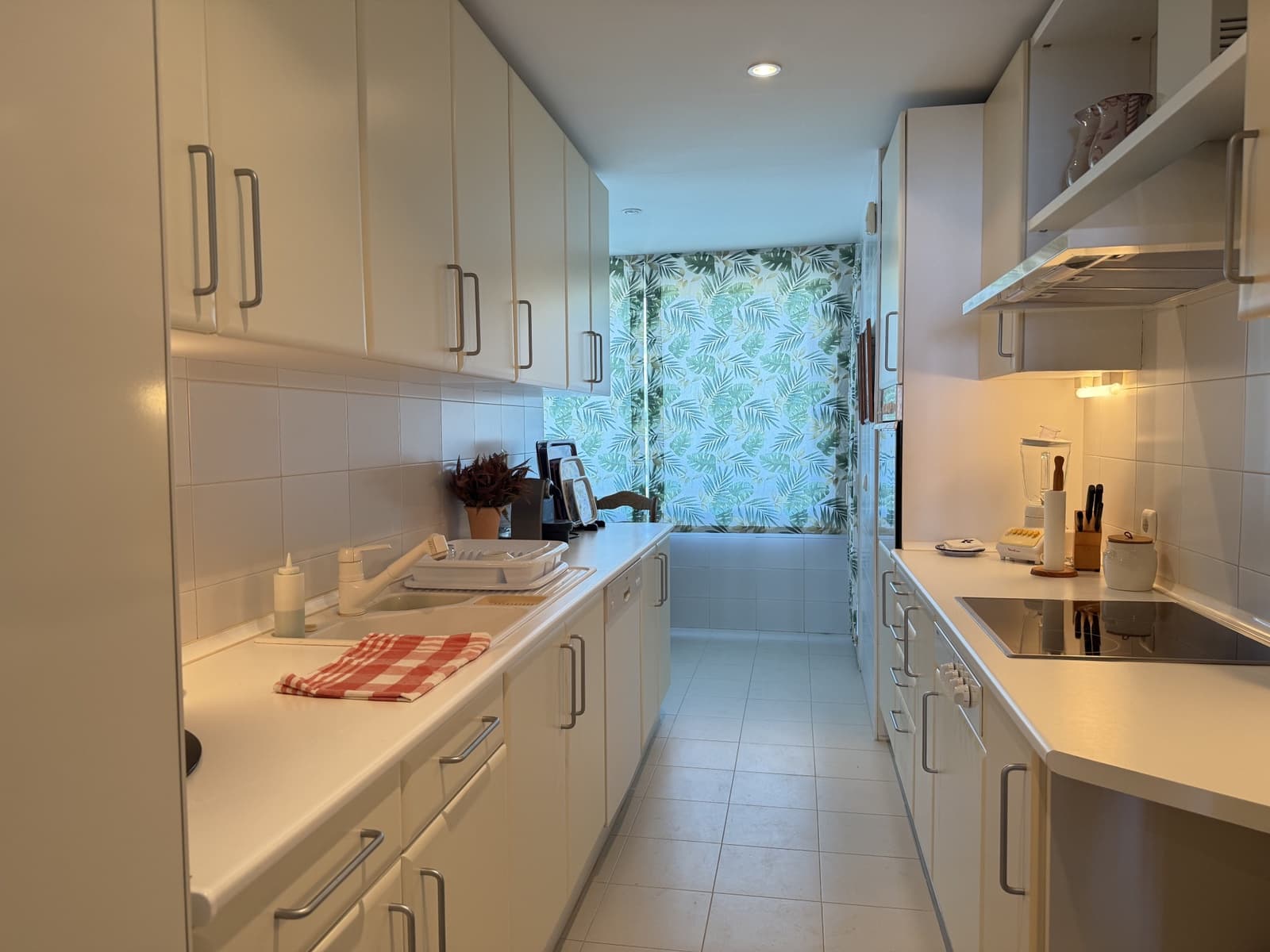 Apartamento de 3 habitaciones en Estepona en venta con piscina garaje - 1.049.000 € (Ref: 9412831)