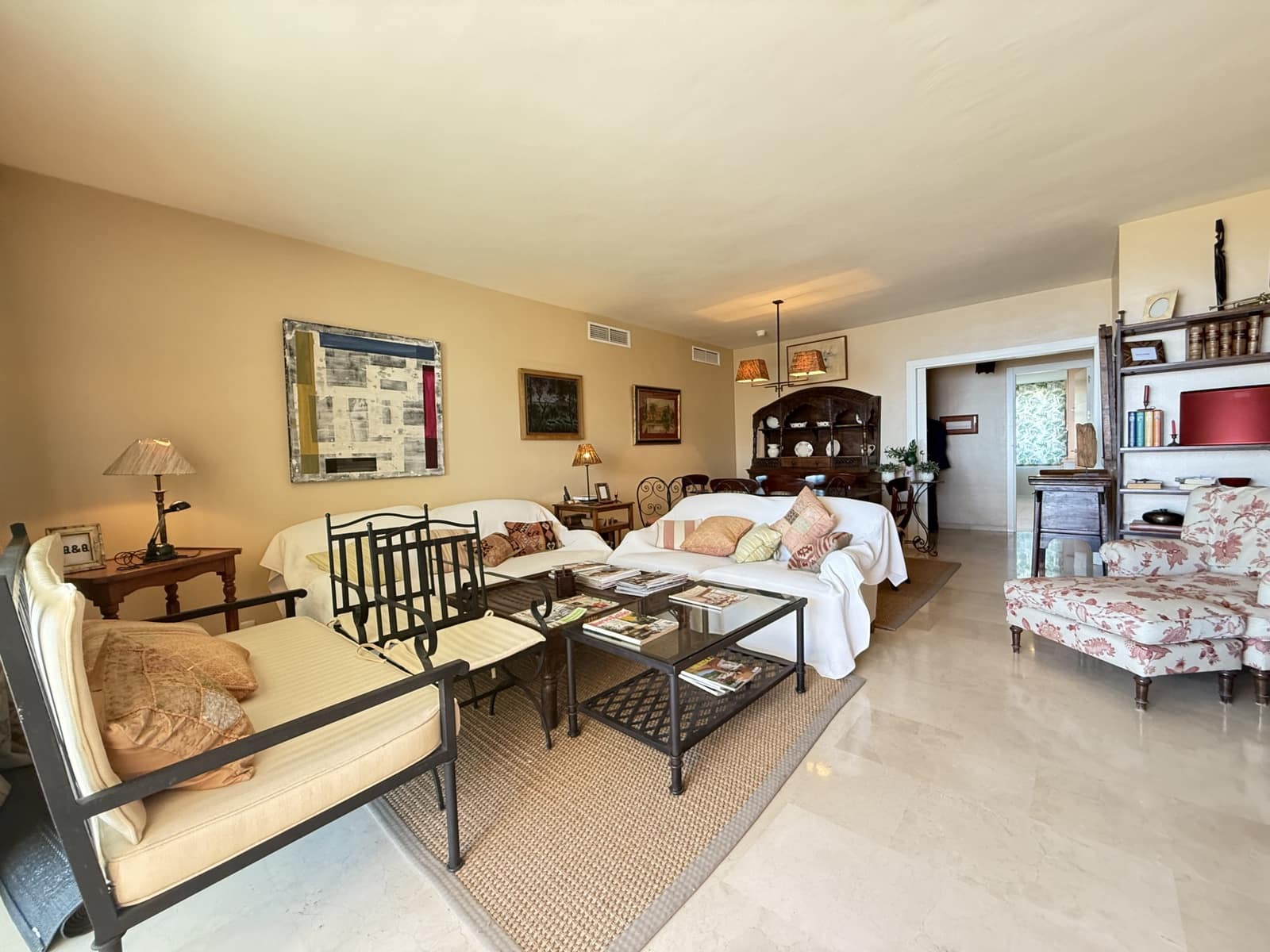 Apartamento de 3 habitaciones en Estepona en venta con piscina garaje - 1.049.000 € (Ref: 9412831)