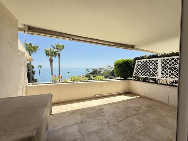 Apartamento de 3 habitaciones en Estepona en venta con piscina garaje - 1.049.000 € (Ref: 9412831)