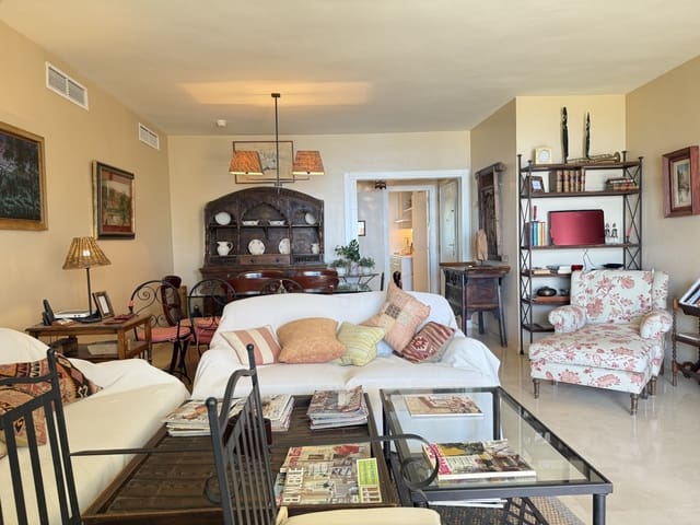 Apartamento de 3 habitaciones en Estepona en venta con piscina garaje - 1.049.000 € (Ref: 9412831)