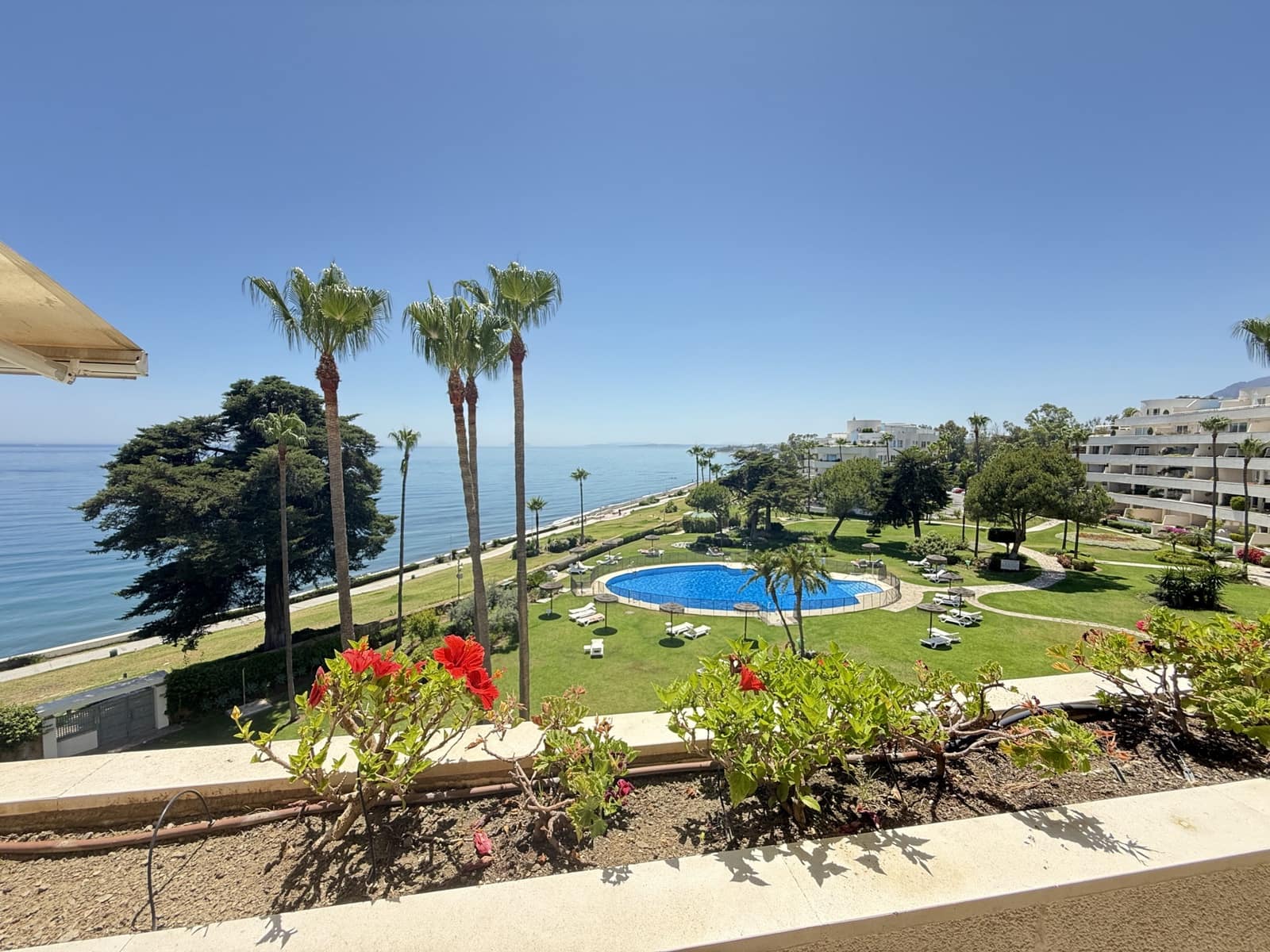 Apartamento de 3 habitaciones en Estepona en venta con piscina garaje - 1.049.000 € (Ref: 9412831)