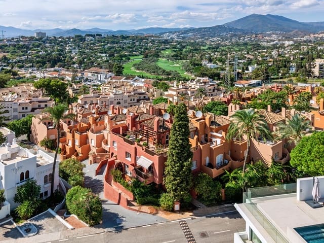 3 chambre Maison de Ville à vendre à Nueva Andalucia, Marbella avec piscine garage - 980 000 € (Ref: 10153285)
