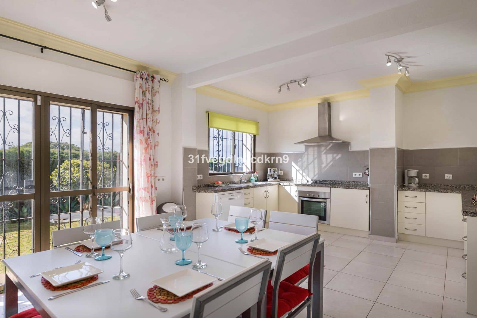 5 bedroom Villa for sale in Estepona with pool garage - € 925,000 (Ref: 9016296)