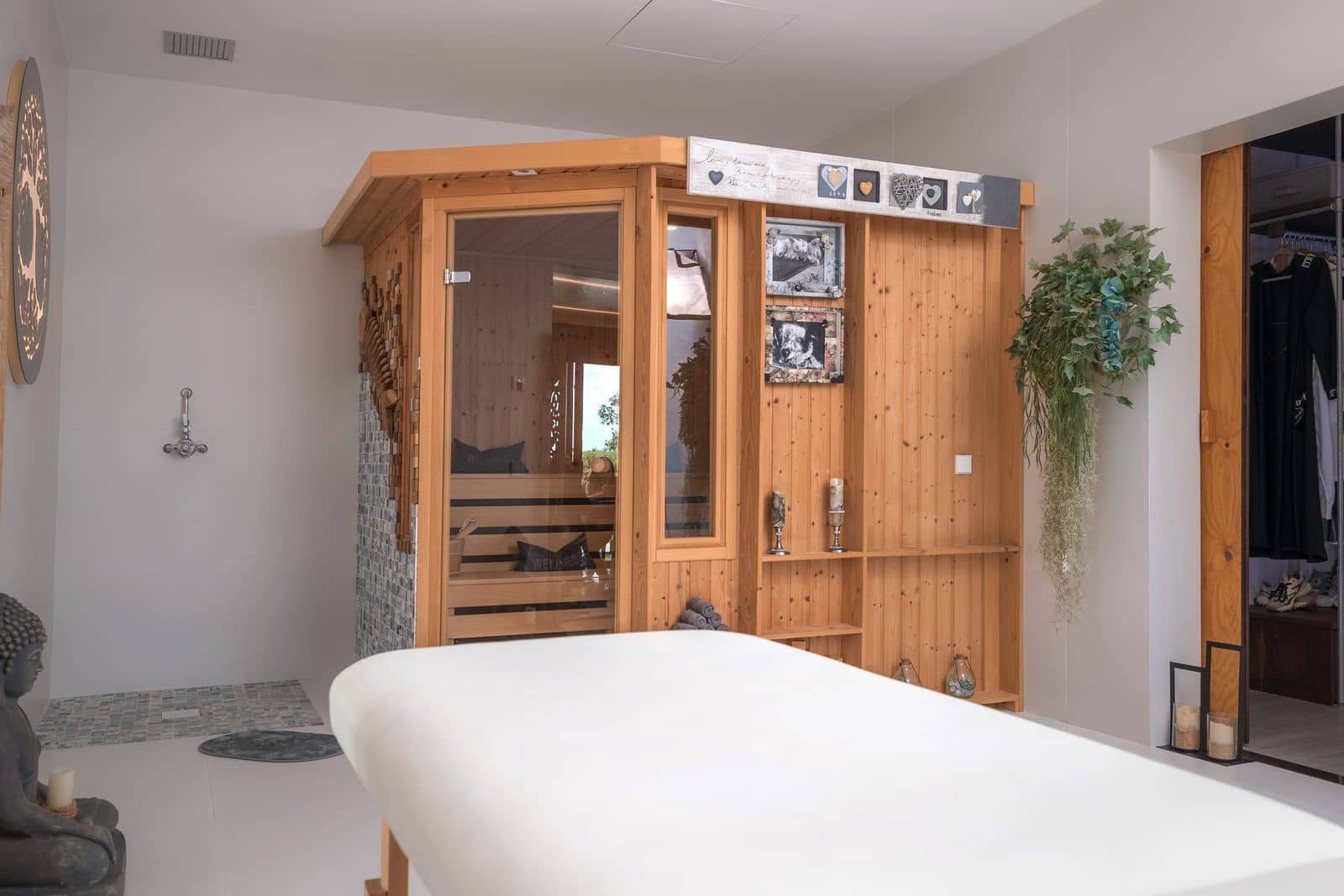 6 bedroom Villa for sale in Benahavis with pool - € 3,950,000 (Ref: 9016300)