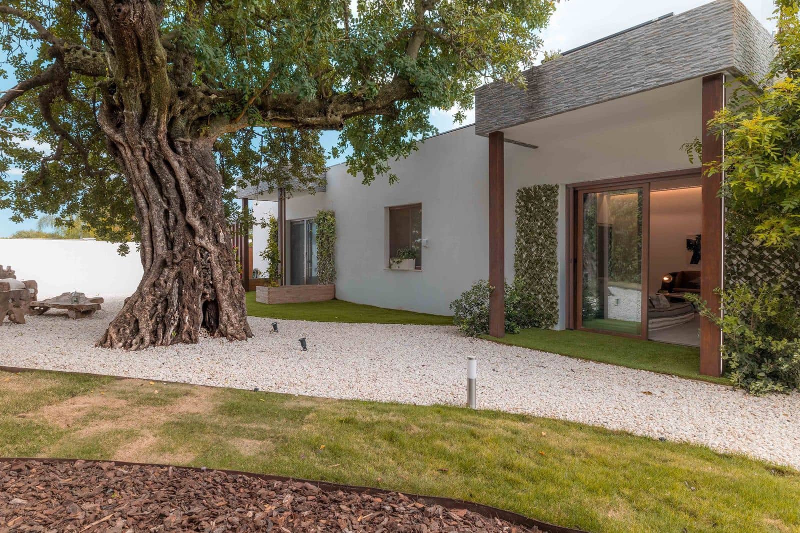 6 bedroom Villa for sale in Benahavis with pool - € 3,950,000 (Ref: 9016300)