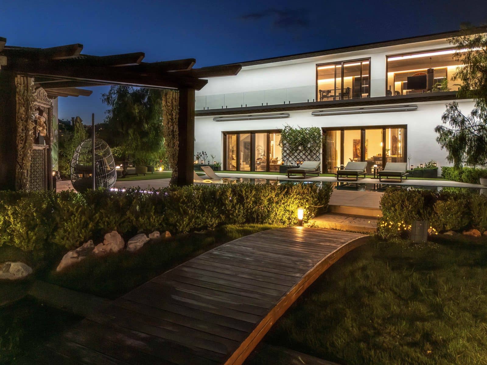 6 bedroom Villa for sale in Benahavis with pool - € 3,950,000 (Ref: 9016300)