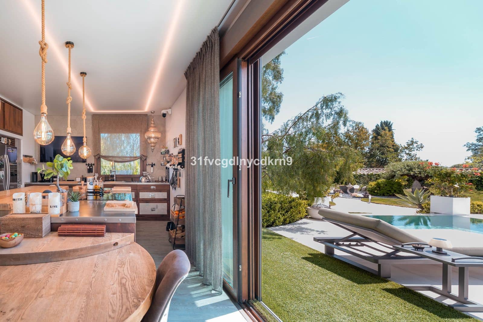 6 bedroom Villa for sale in Benahavis with pool - € 3,950,000 (Ref: 9016300)