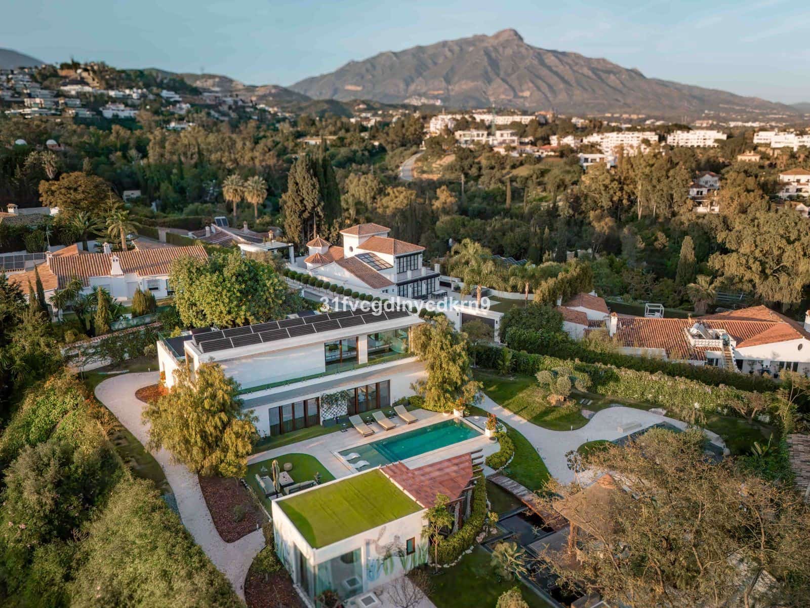 6 soveværelse Villa til salg i Benahavis med swimmingpool - € 3.950.000 (Ref: 9016300)