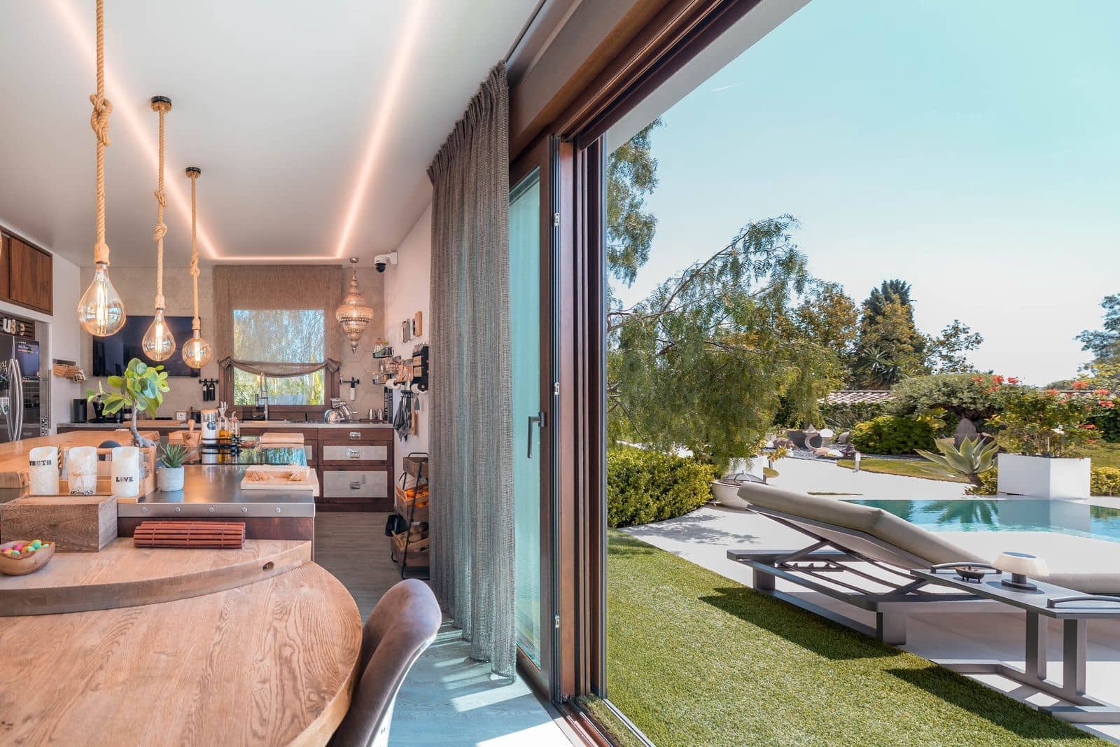6 bedroom Villa for sale in Benahavis with pool - € 3,950,000 (Ref: 9016300)