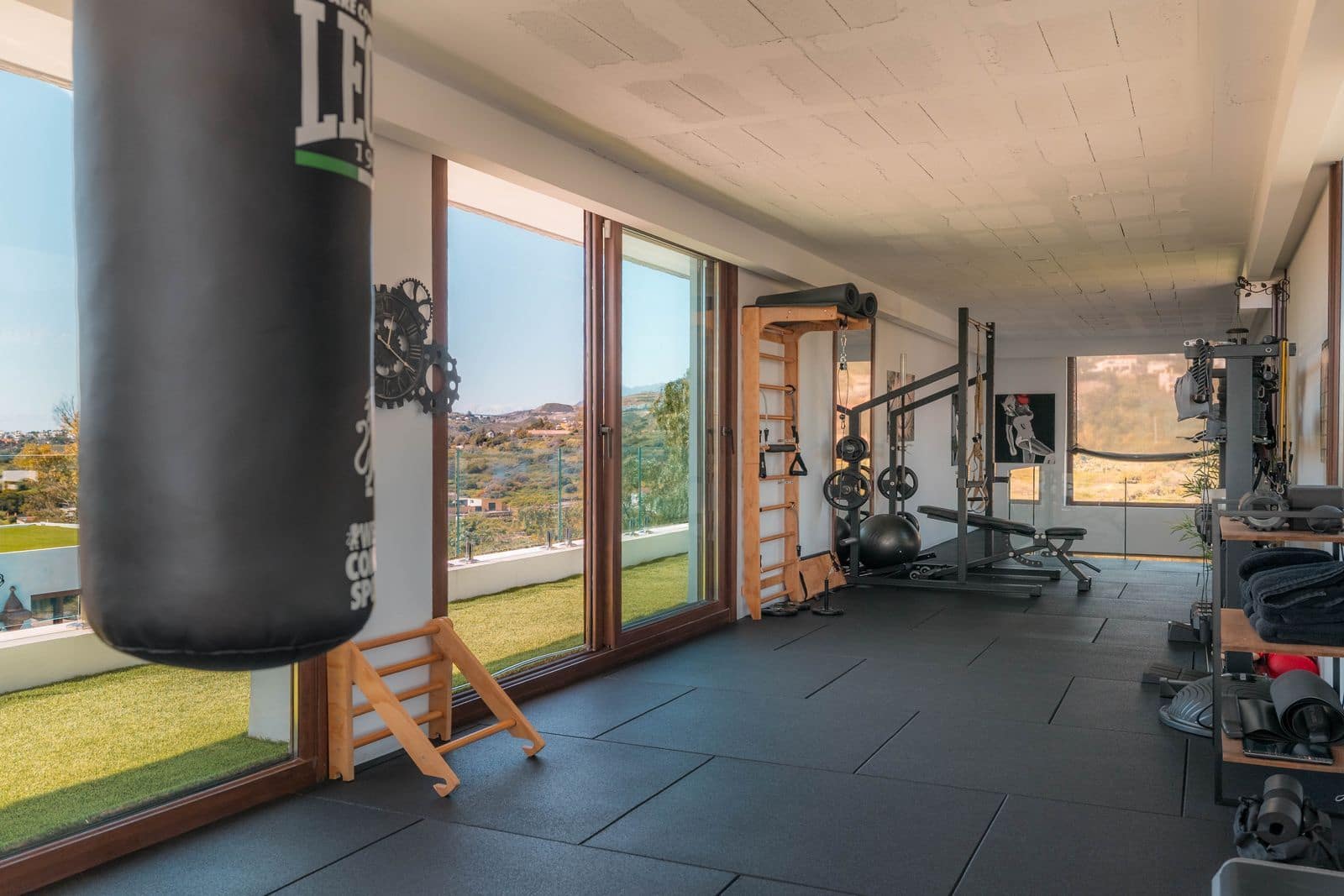 6 bedroom Villa for sale in Benahavis with pool - € 3,950,000 (Ref: 9016300)