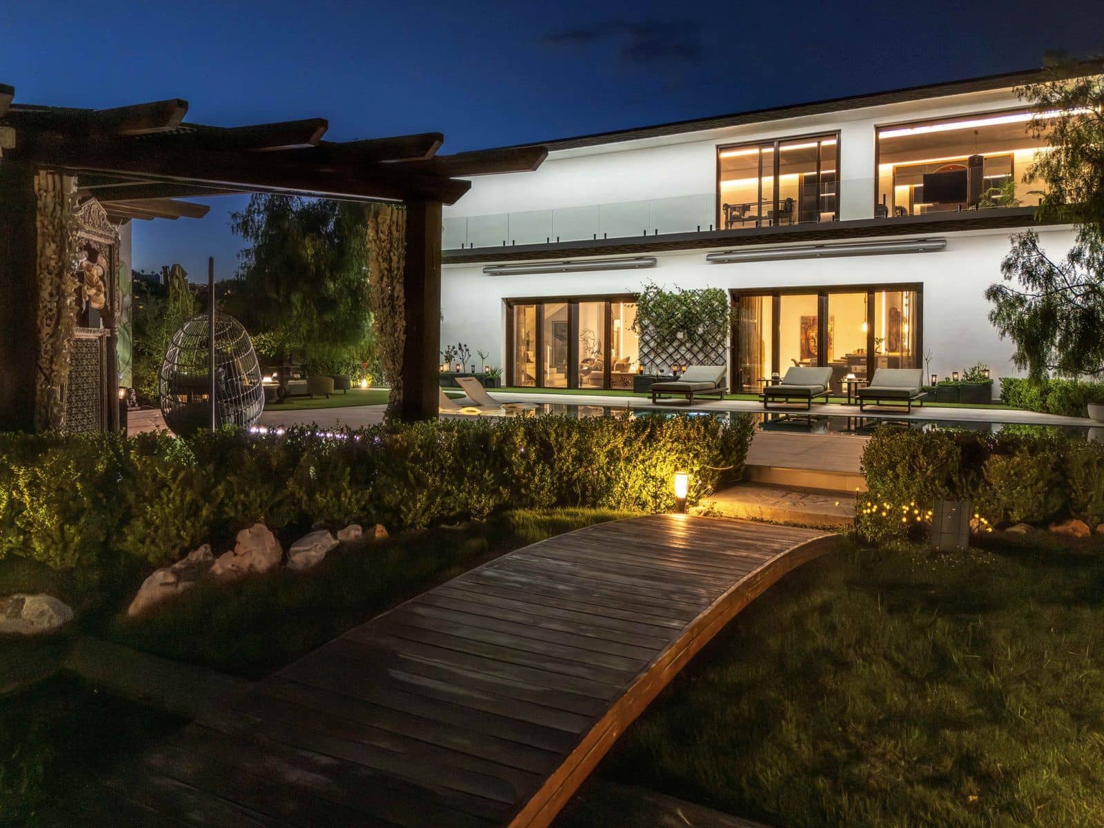 6 bedroom Villa for sale in Benahavis with pool - € 3,950,000 (Ref: 9016300)