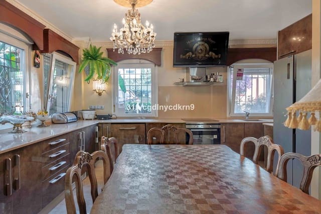 Apartamento de 4 habitaciones en Estepona en venta - 850.000 € (Ref: 9016301)