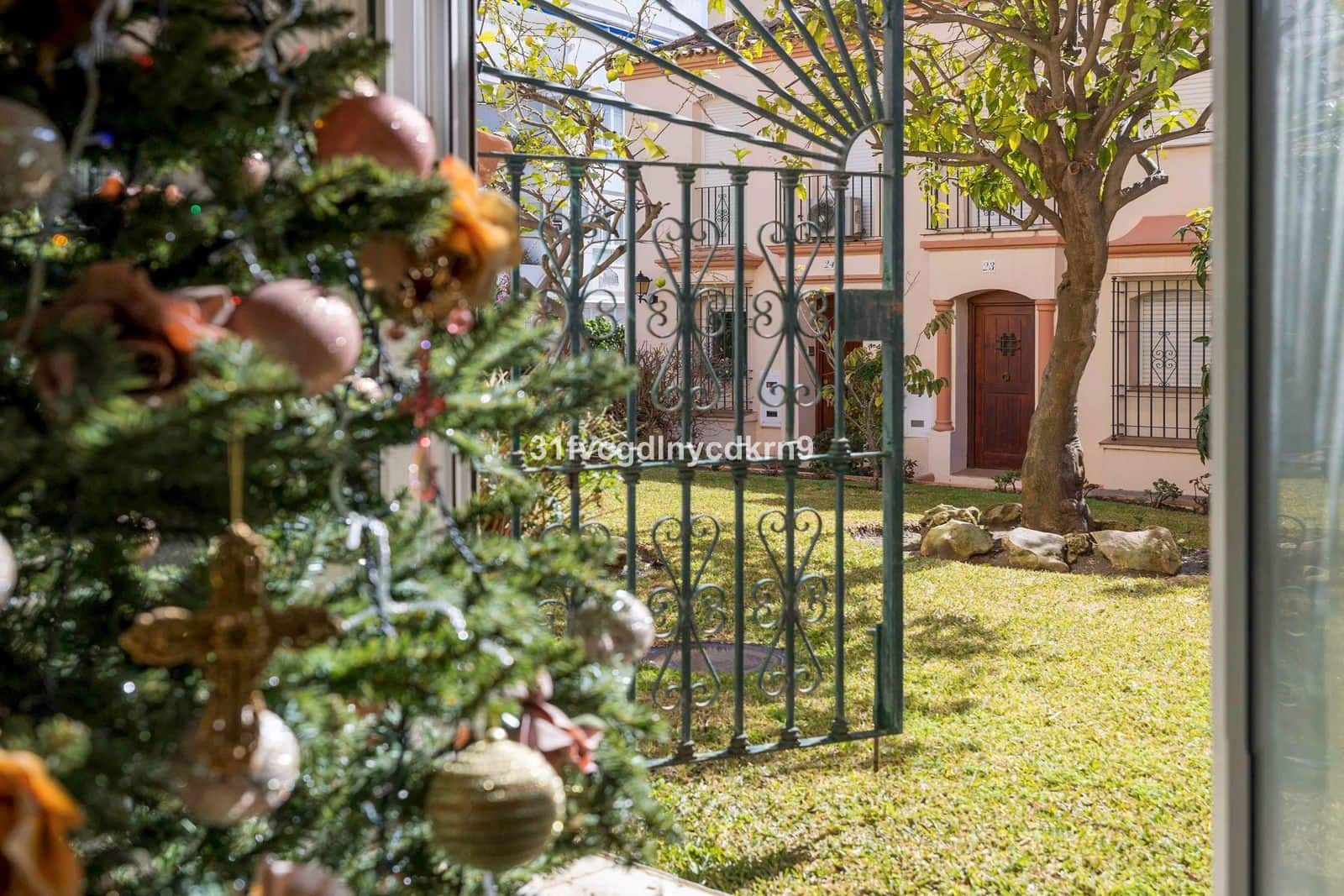4 bedroom Apartment for sale in Estepona - € 850,000 (Ref: 9016301)