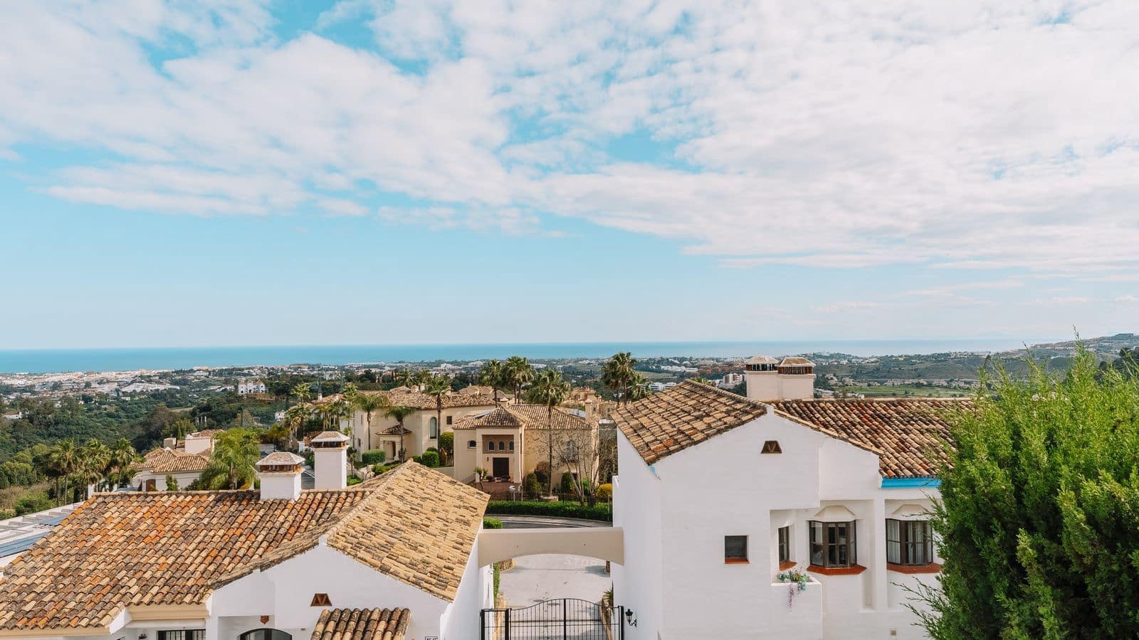 3 bedroom Townhouse for sale in Benahavis with garage - € 670,000 (Ref: 9022435)