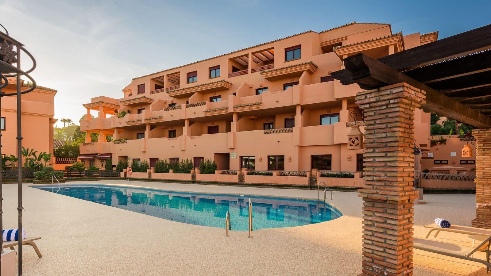 2 bedroom Apartment for sale in Benahavis with pool - € 335,000 (Ref: 9022488)