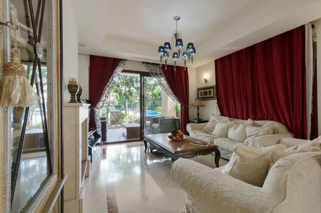 3 soverom Hus til salgs i Nueva Andalucia, Marbella med svømmebasseng - € 820 000 (Ref: 9025762)