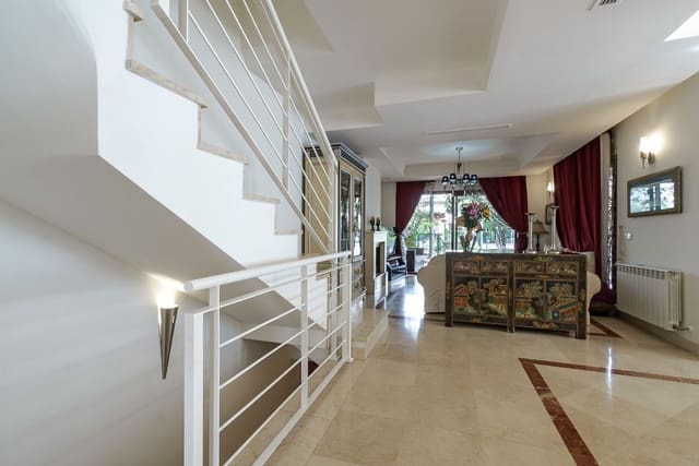 3 soverom Hus til salgs i Nueva Andalucia, Marbella med svømmebasseng - € 820 000 (Ref: 9025762)