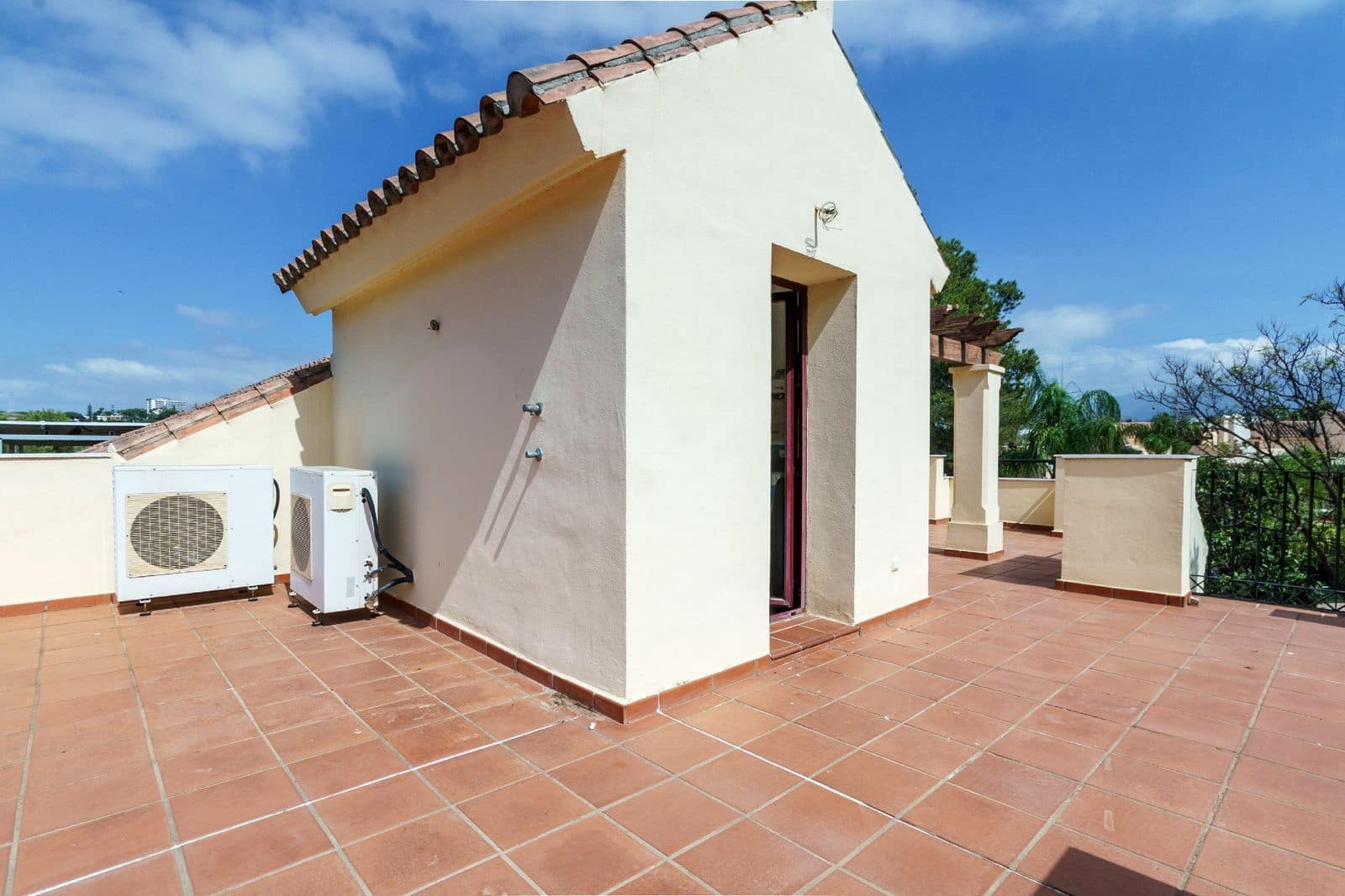 3 soverom Hus til salgs i Nueva Andalucia med svømmebasseng - € 820 000 (Ref: 9025762)