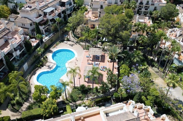 3 soverom Hus til salgs i Nueva Andalucia, Marbella med svømmebasseng - € 820 000 (Ref: 9025762)