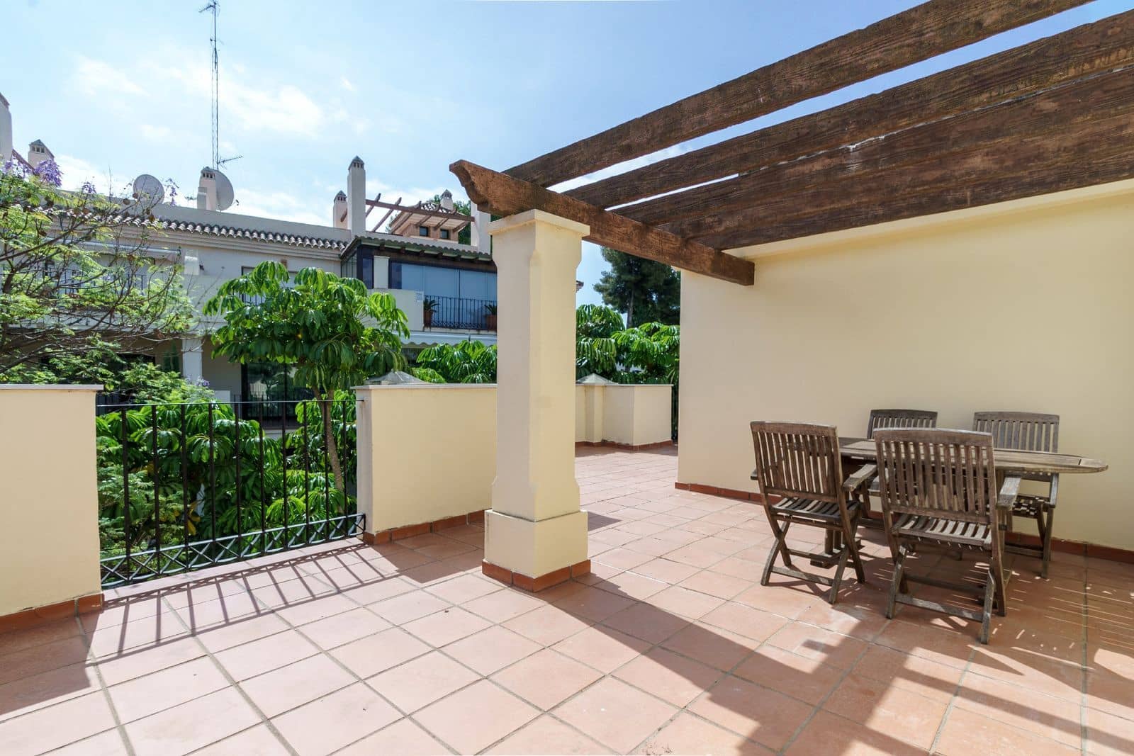 3 soverom Hus til salgs i Nueva Andalucia med svømmebasseng - € 820 000 (Ref: 9025762)