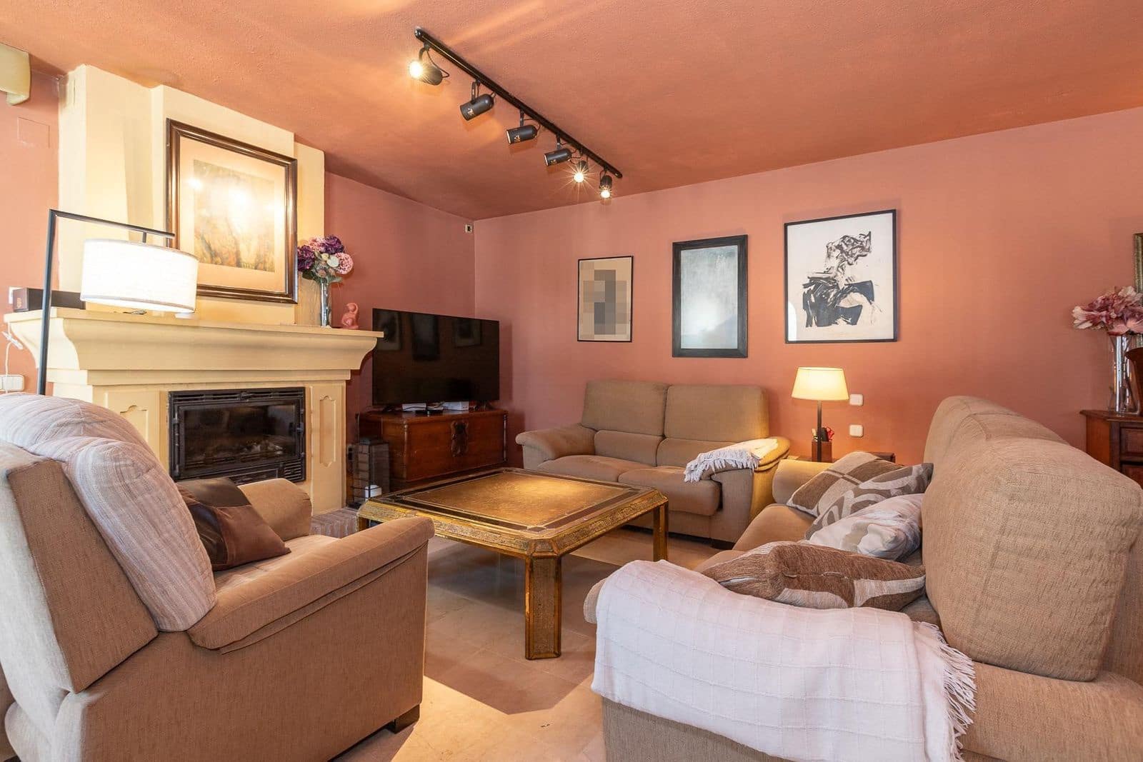 4 makuuhuone Omakotitalo myytävänä paikassa Estepona mukana uima-altaan - 1 012 500 € (Ref: 9025891)