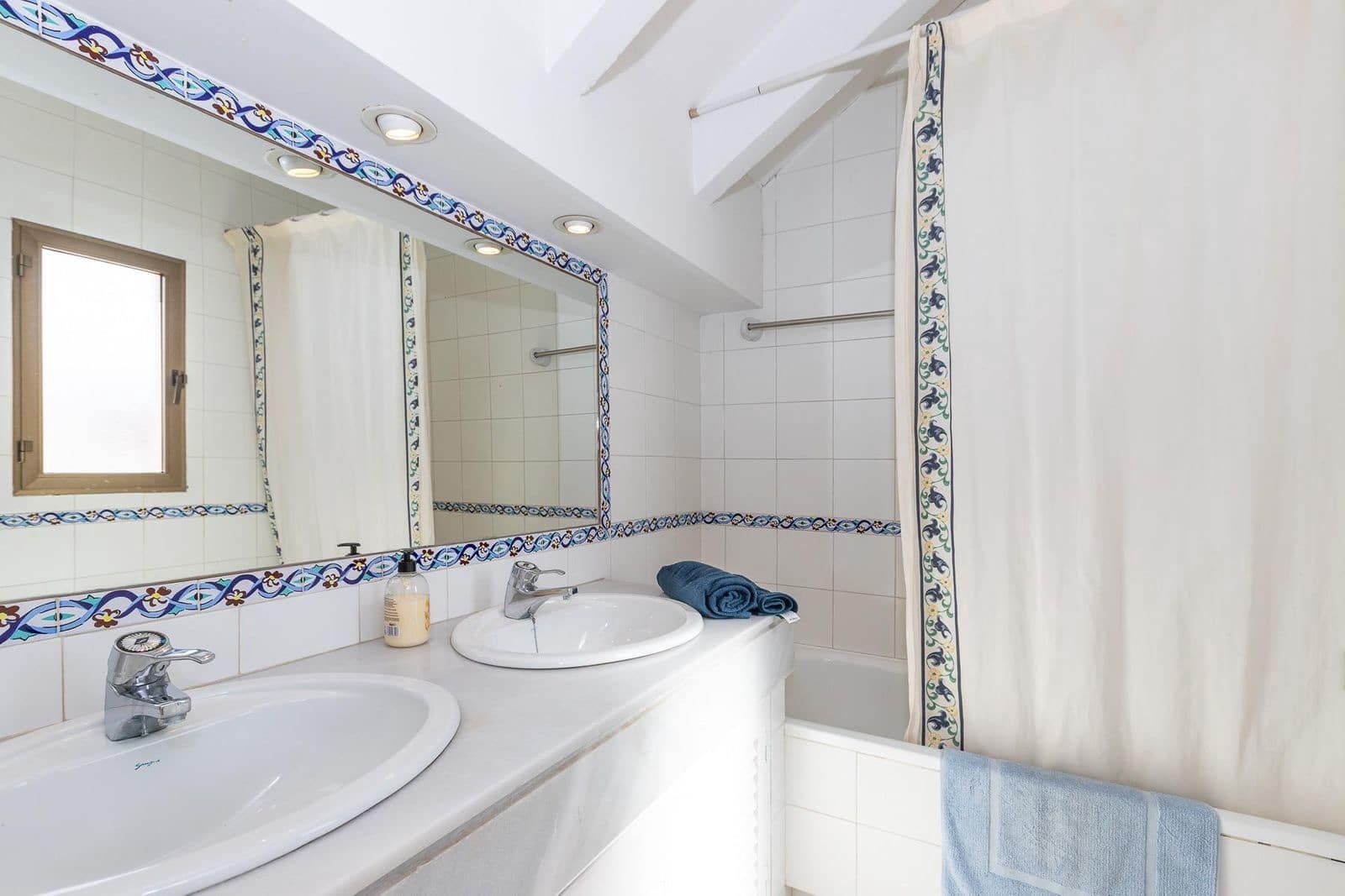 4 makuuhuone Omakotitalo myytävänä paikassa Estepona mukana uima-altaan - 1 012 500 € (Ref: 9025891)