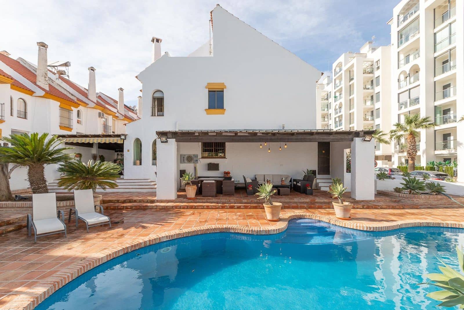 4 makuuhuone Omakotitalo myytävänä paikassa Estepona mukana uima-altaan - 1 012 500 € (Ref: 9025891)