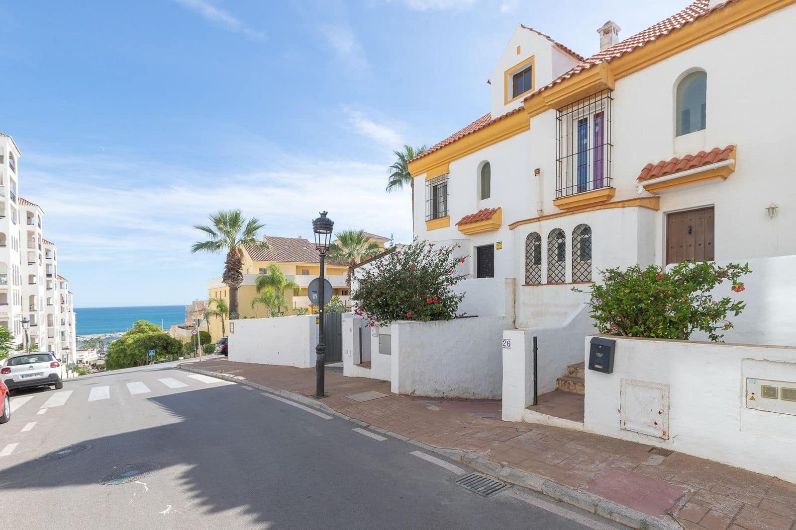 4 makuuhuone Omakotitalo myytävänä paikassa Estepona mukana uima-altaan - 1 012 500 € (Ref: 9025891)