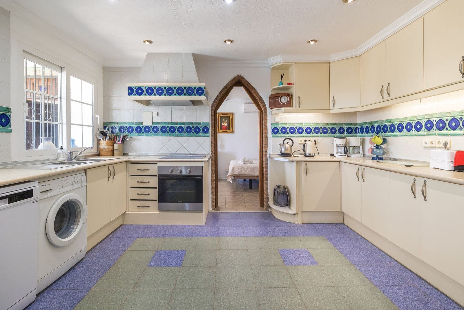 6 bedroom Villa for sale in Estepona with pool - € 1,600,000 (Ref: 9037807)