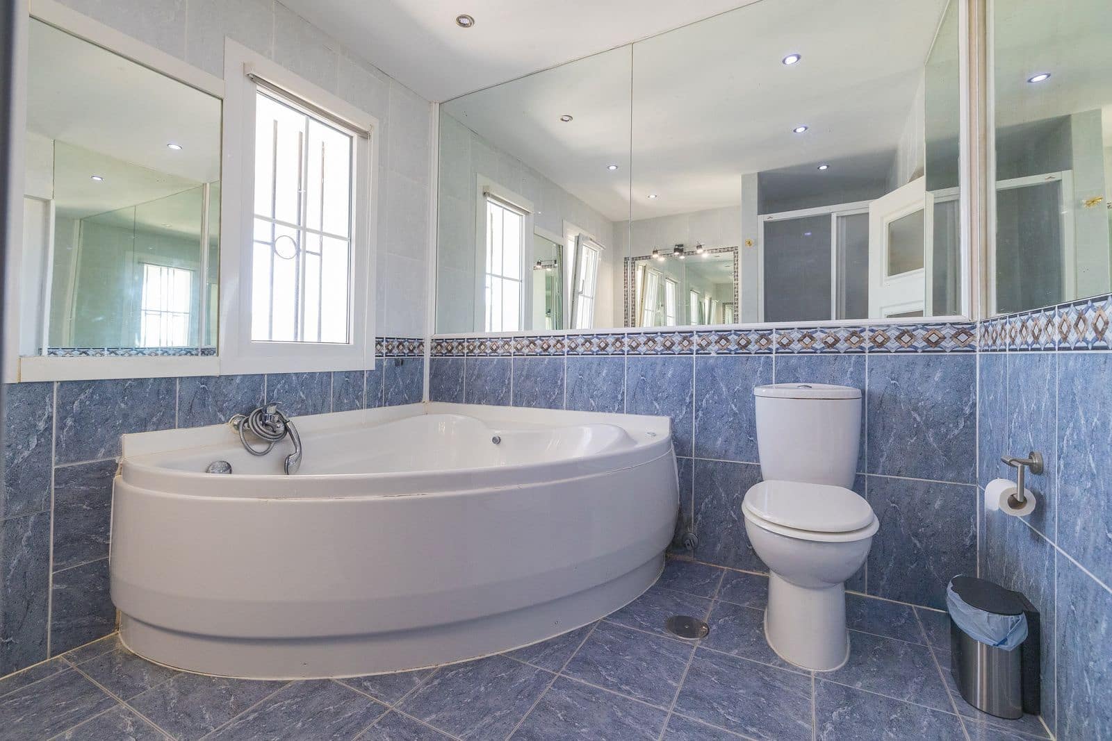 6 bedroom Villa for sale in Estepona with pool - € 1,600,000 (Ref: 9037807)