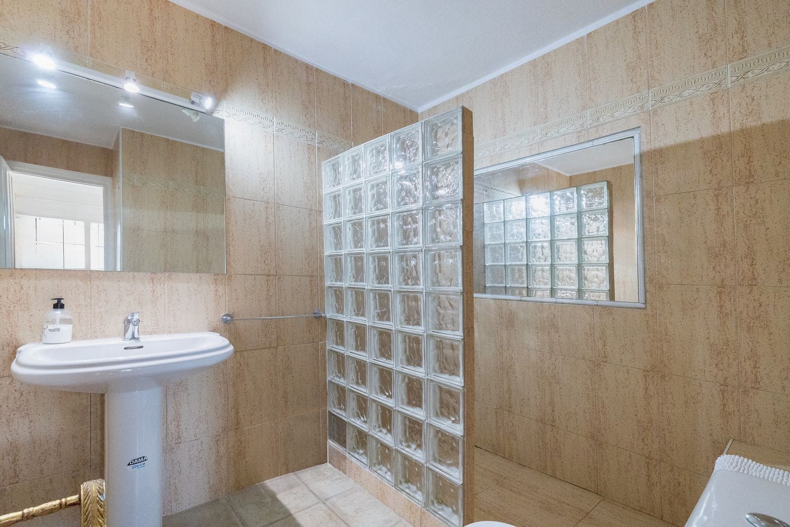 6 makuuhuone Huvila myytävänä paikassa Estepona mukana uima-altaan - 1 450 000 € (Ref: 9037807)