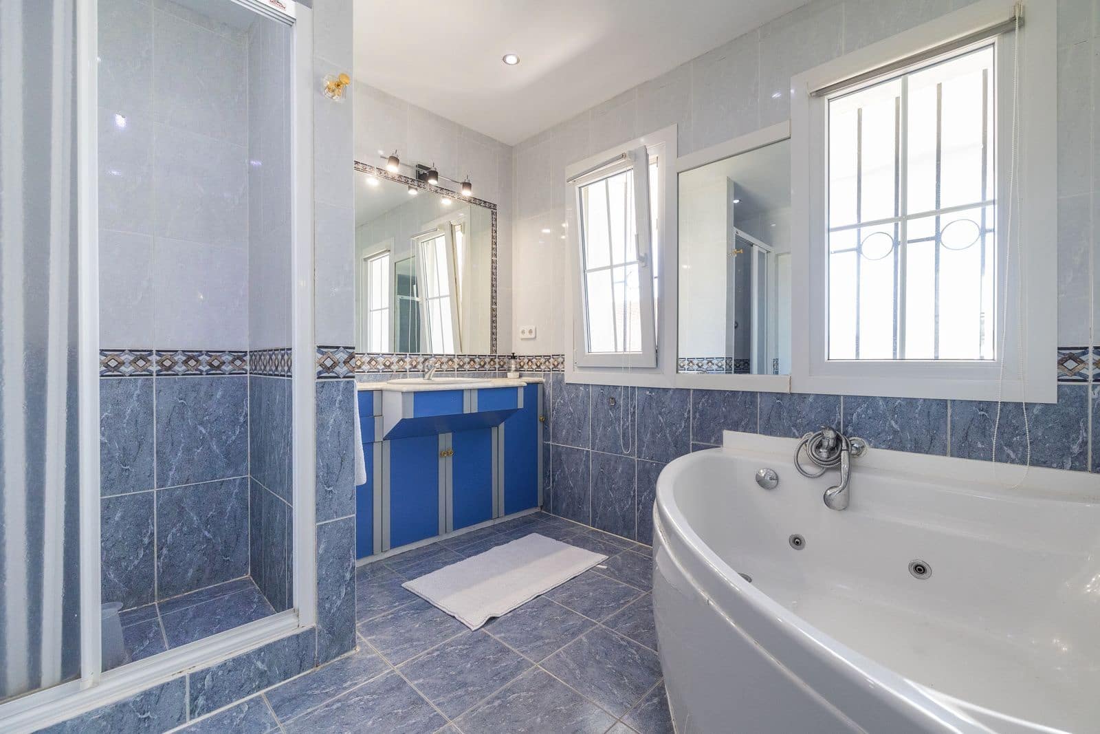 6 makuuhuone Huvila myytävänä paikassa Estepona mukana uima-altaan - 1 450 000 € (Ref: 9037807)