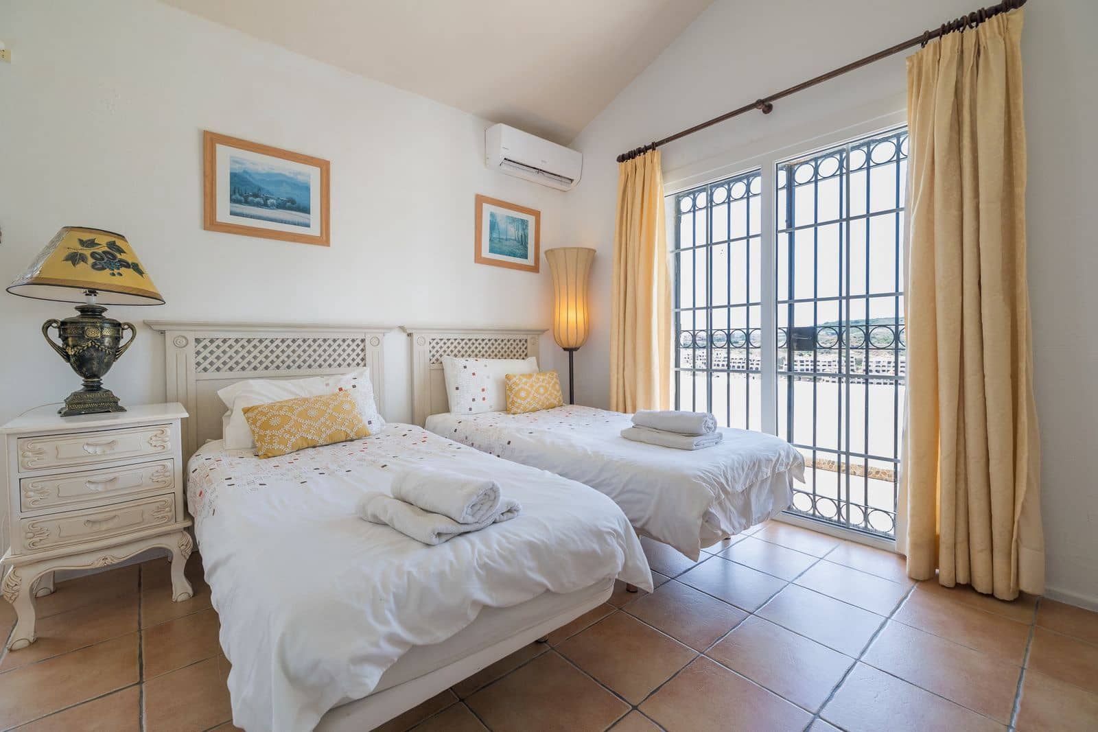 6 makuuhuone Huvila myytävänä paikassa Estepona mukana uima-altaan - 1 450 000 € (Ref: 9037807)