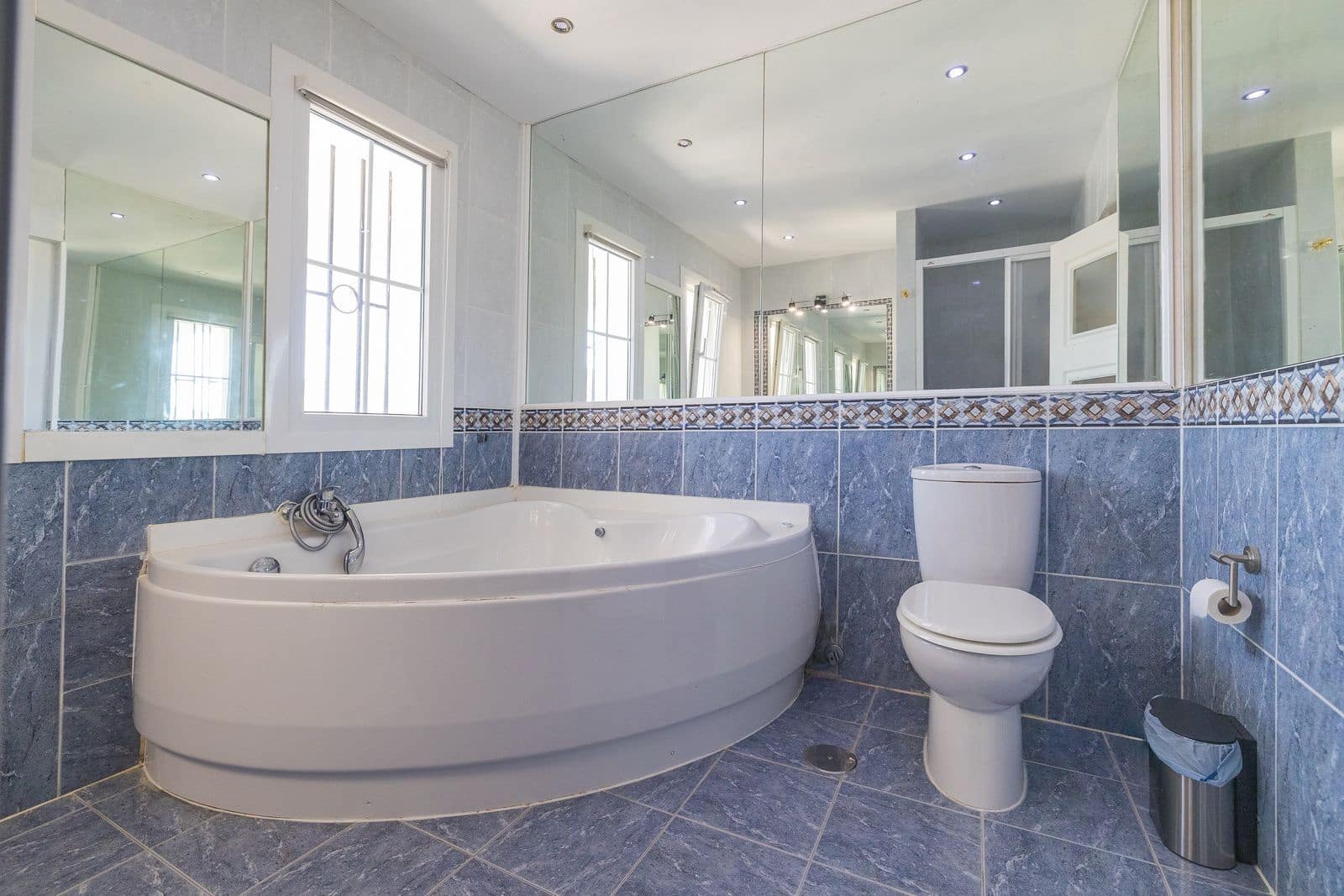 6 makuuhuone Huvila myytävänä paikassa Estepona mukana uima-altaan - 1 450 000 € (Ref: 9037807)