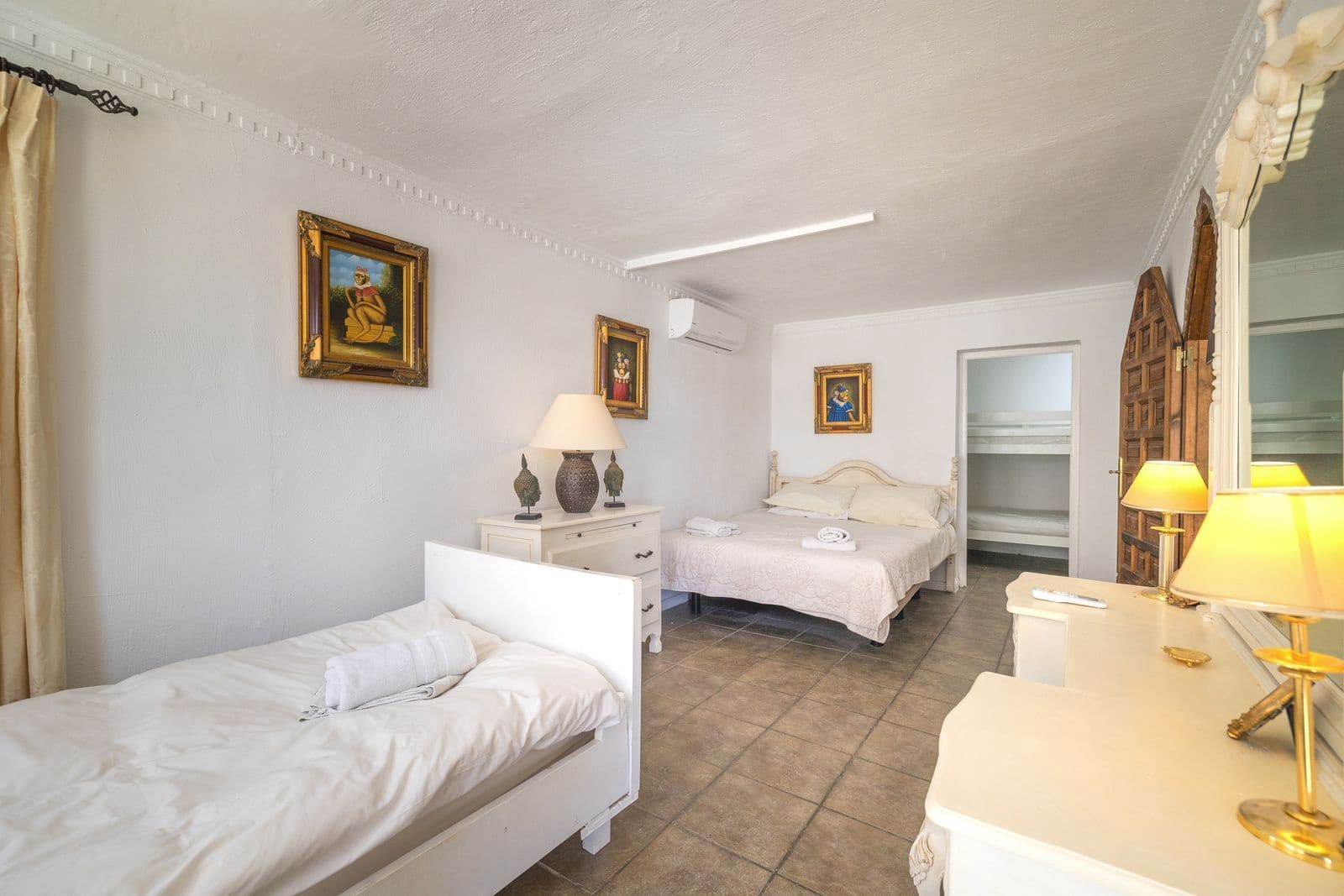 6 makuuhuone Huvila myytävänä paikassa Estepona mukana uima-altaan - 1 450 000 € (Ref: 9037807)