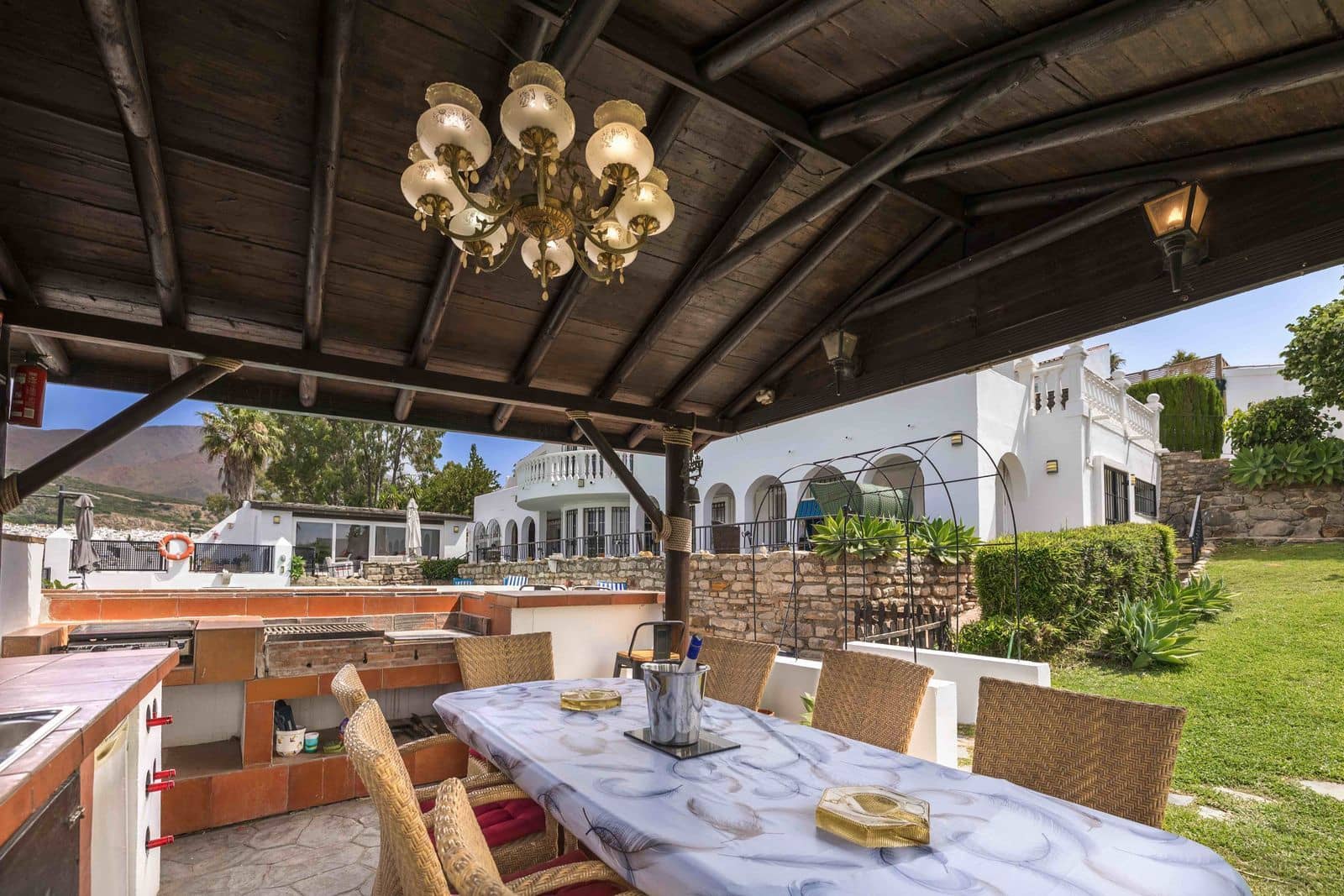 6 makuuhuone Huvila myytävänä paikassa Estepona mukana uima-altaan - 1 450 000 € (Ref: 9037807)