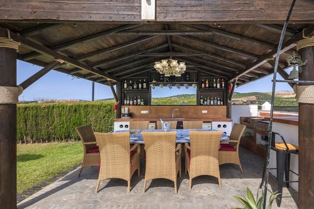 6 makuuhuone Huvila myytävänä paikassa Estepona mukana uima-altaan - 1 450 000 € (Ref: 9037807)
